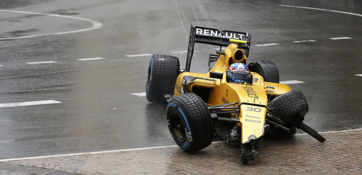 La Renault di Palmer dopo il botto. Reuters
